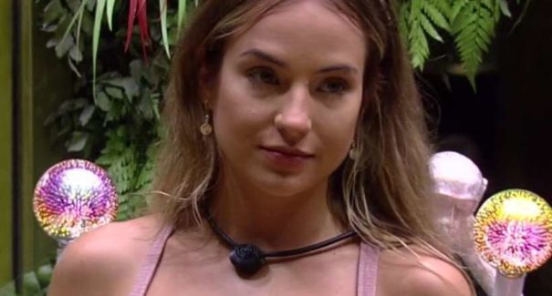 Após ganhar prova com namorado, Gabi é (oficialmente) a líder