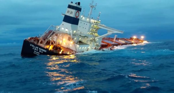 Veja fotos e vídeos do navio encalhado no Maranhão