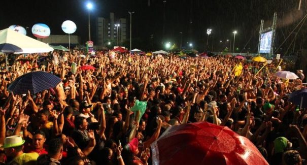 Mesmo com chuva, foliões se divertem no primeiro dia de carnaval