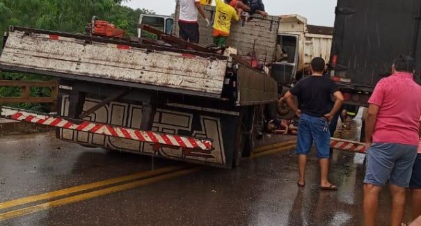 Colisão entre caçamba e caminhão deixa três mortos na BR-10