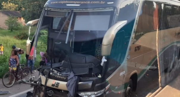 Colisão entre ônibus e caminhão deixa uma pessoa morta na BR-135