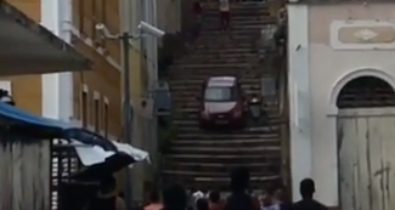 Motorista desce de carro escadaria no Centro Histórico
