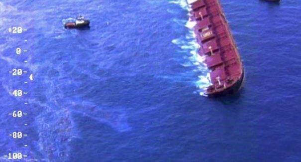 Barreira de proteção é instalada ao redor de navio encalhado