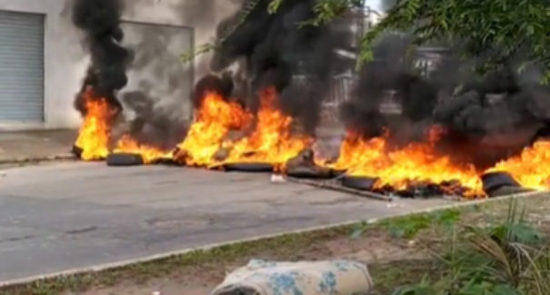 Moradores do Sacavém fecham Avenida dos Africanos e pedem por saneamento básico