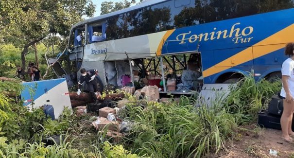 Ônibus que partiu de São Luís colide com carreta em Goiás e deixa três mortos