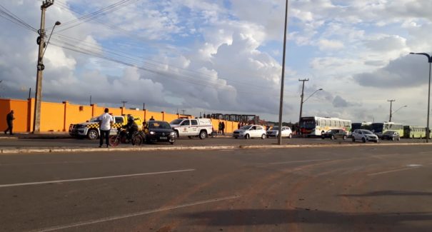 Manifestantes realizam protesto no Araçagi na manhã desta segunda