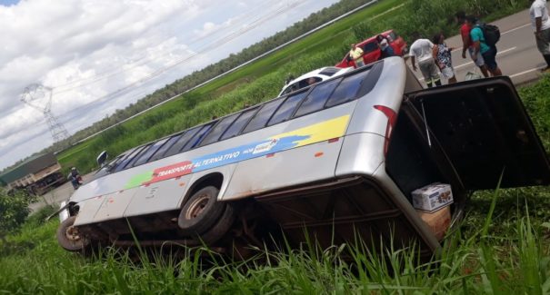 Após sair da pista micro-ônibus tomba na BR-135 em Bacabeira