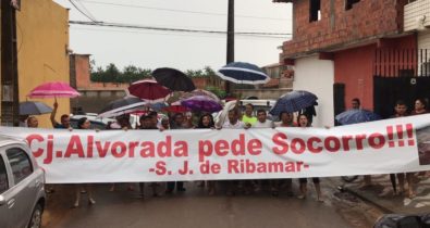 Moradores da Alvorada fecham Estrada da Maioba e pedem por melhorias no bairro