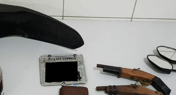 Homens são presos após realizarem assalto e irem passear na praça da cidade