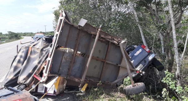 Acidente na BR-402 deixa uma idosa morta e quatro feridos