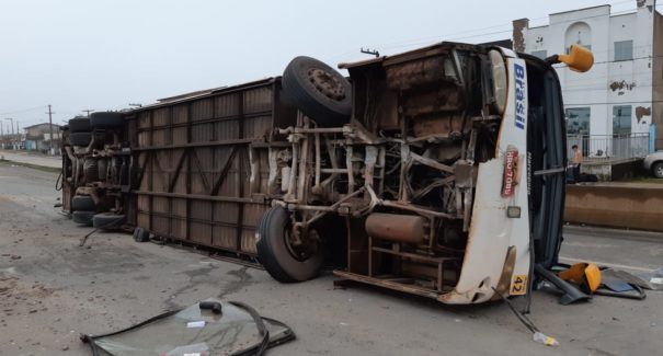 Ônibus tomba e deixa cinco pessoas feridas em Bacabeira