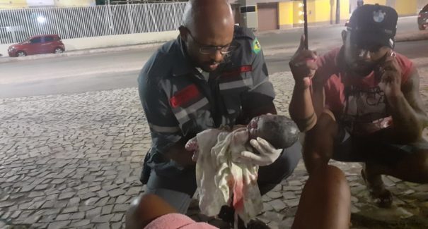 Mulher dá à luz em calçada de shopping, em São Luís