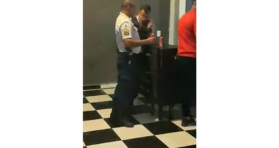 Policiais são presos após serem flagrados bebendo fardados