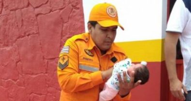 Bombeiro salva bebê que se engasgou com leite materno