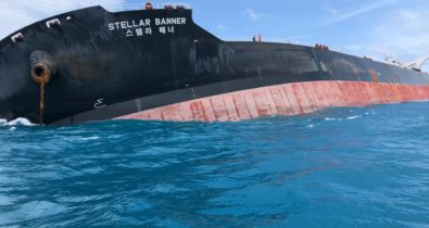 Navio de apoio oceânico chega para fazer operações em navio encalhado no Maranhão