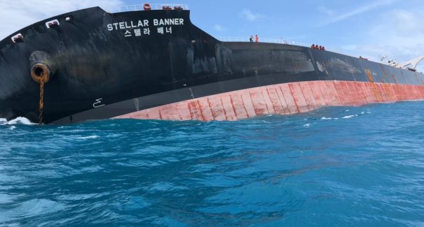 Encerrada fase de retirada da carga de minério de navio encalhado na costa do Maranhão