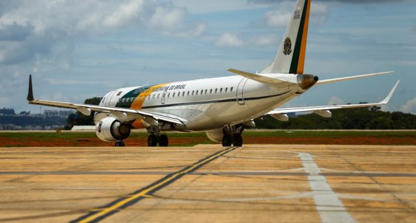 Brasileiros resgatados na China chegam à Base Aérea de Anápolis (GO)