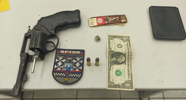 Dupla é presa por porte de arma no Terminal da Praia Grande