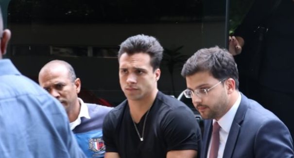 Ex-BBB Petrix presta depoimento em delegacia no Rio