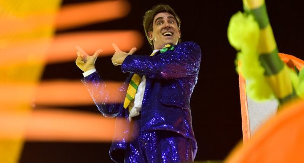 Marcelo Adnet polemiza em desfile da São Clemente fazendo referência a Bolsonaro