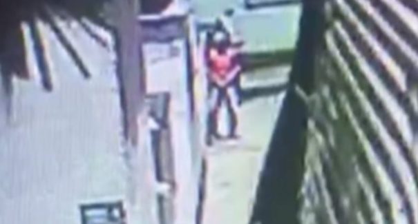 Porteiro flagra homem tentando estuprar menina de 9 anos em condomínio