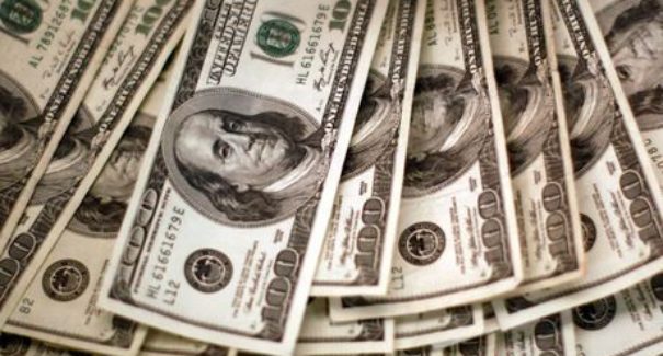 Dólar aumenta com disparada do petróleo e guerra no Irã