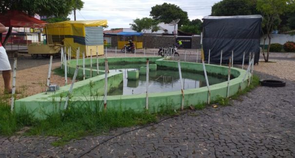 Jovem morre por descarga elétrica após lavar os pés em fonte luminosa