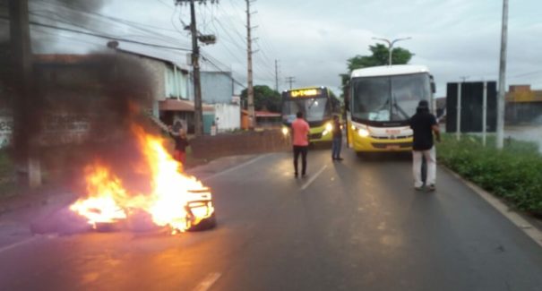 Manifestantes fecham trânsito para protestar contra aumento de passagem