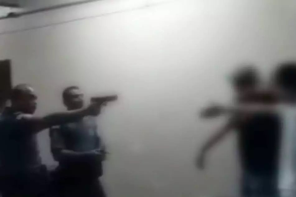 Vídeo: policiais agridem jovens dentro de escola em São Paulo