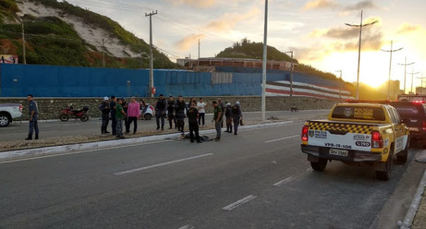 Homem morre após ser atropelado por carro na Avenida Litorânea