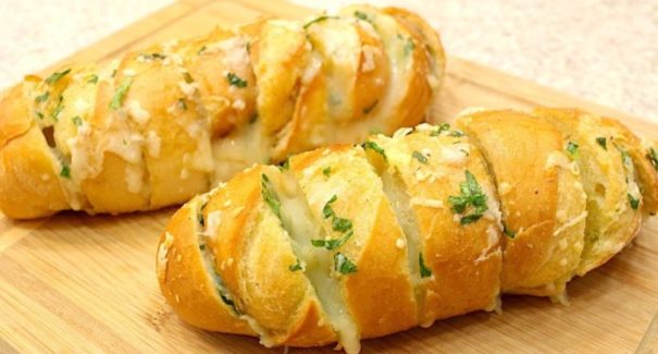 Saiba como fazer pão de alho caseiro