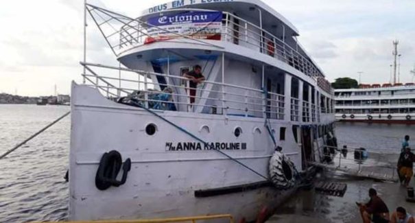 Sobe para 6 número de mortos em naufrágio de embarcação
