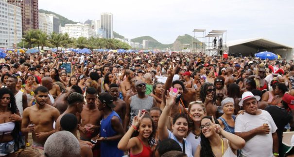 Médico diz como doença do beijo pode ser evitada no carnaval