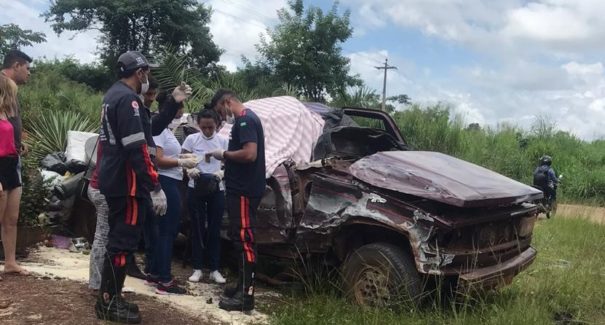 Mulher morre após colisão frontal entre caminhonete e carreta na BR-010