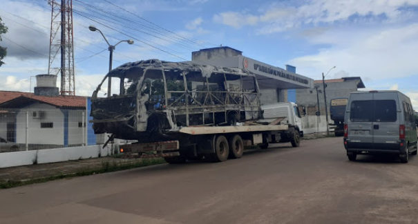 Após ser multado motorista se revolta e põe fogo no próprio veículo