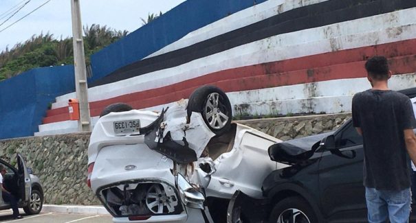 Carro capota em acidente na Avenida Litorânea