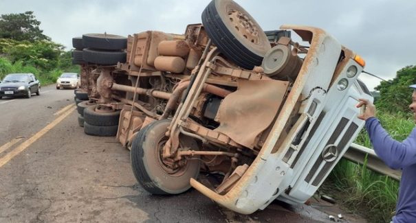 Carreta tomba na BR-222 após motorista perder controle