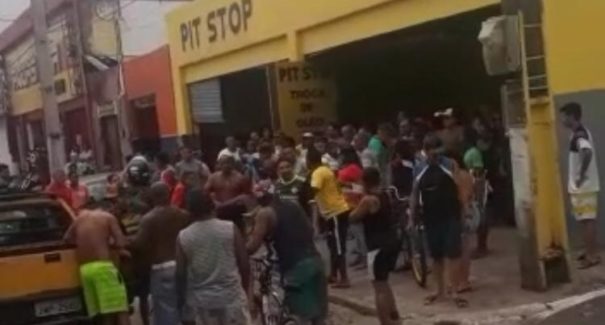Homem é alvejado com tiros de arma de fogo na Avenida Camboa