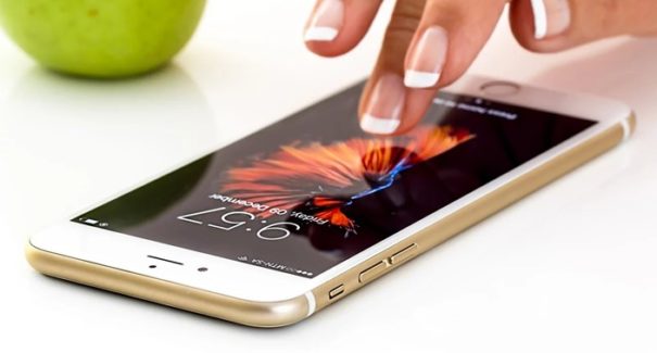 Saiba como limpar celular e se proteger contra a doença
