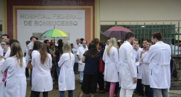 Publicado edital para contratação de 5,8 mil médicos