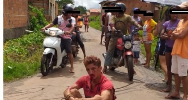 Homem é espancado por populares e a ambulância é alvo de tiros