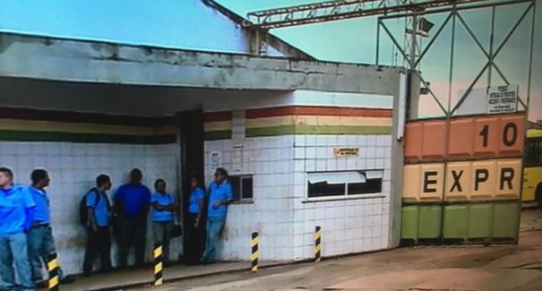 Rodoviários de empresa de ônibus reclamam da falta de pagamento