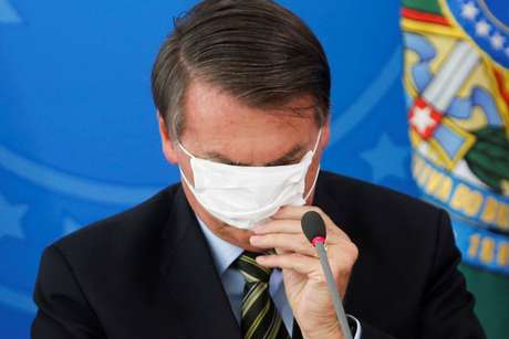 No Sudoeste, Bolsonaro limpa nariz e, em seguida, aperta mãos de ...