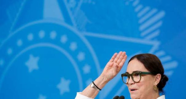 Regina Duarte toma posse e fala em pacificar diálogo com a classe artística