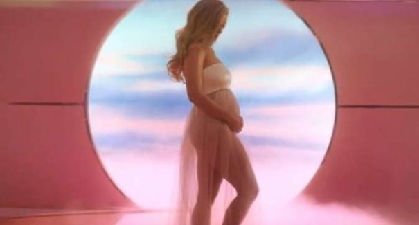 Katy Perry anuncia gravidez por meio de clipe; assista ‘Never worn white’