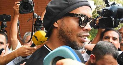 Ronaldinho admite crime e fica livre de acusação pela promotoria do Paraguai