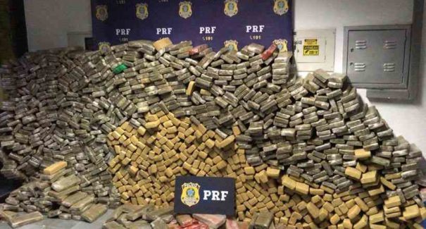 Polícia apreende quase 1 tonelada de maconha em caminhão