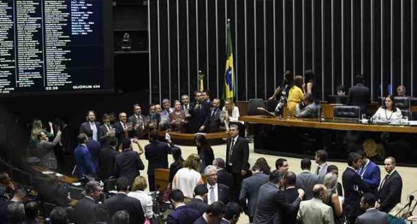 Deputados apresentam propostas para cortar os próprios salários em 50%