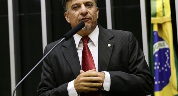 Deputado cria projeto para “amputar mãos” de políticos corruptos