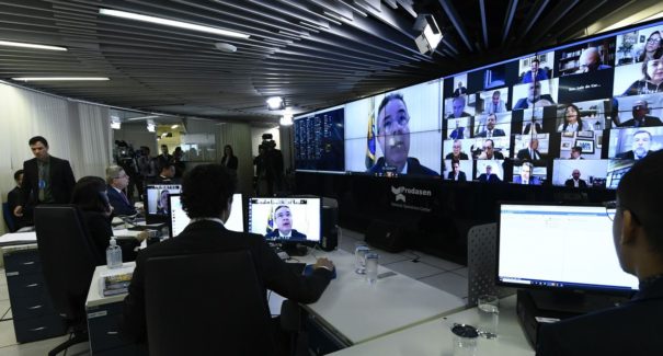 Senado aprova benefício de R$ 600 a autônomos e informais